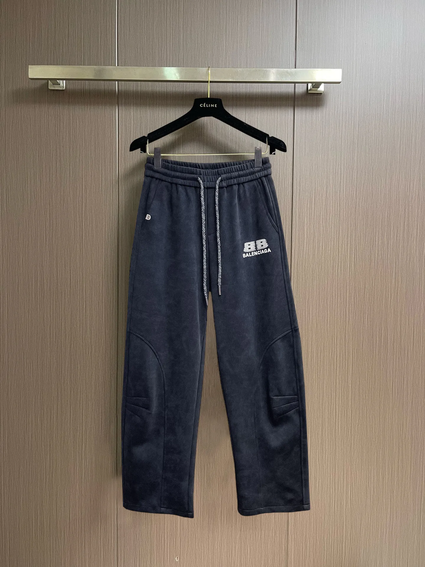 Balenciaga 🆕2026 Autumn and Winter New Arrival Casual Pants! The official website will be released simultaneously. Brand Classic LOGO casual pants, customized fabrics, excellent comfort and strong touch. Highly recognisable, perfect appearance and craftsmanship. Size:M-3XL